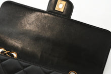 Load image into Gallery viewer, 極美品 CHANEL シャネル マトラッセ25 Sフラップ Wチェーンショルダーバッグ 3番台 ココマーク ラムスキン ブラック ゴールド金具 中古 4b013462