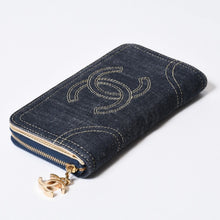 Load image into Gallery viewer, CHANEL シャネル ココマーク ラウンド長財布 10番台 ブルー デニム レザー ゴールド金具 美品 中古 4b013609