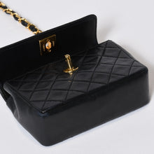 Load image into Gallery viewer, CHANEL シャネル ミニミニマトラッセ14 チェーンショルダーバッグ ラムスキン ココマーク ブラック ゴールド金具 美品 中古 4b013488