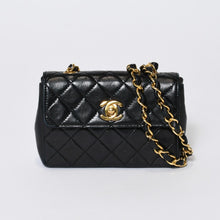 Load image into Gallery viewer, CHANEL シャネル ミニミニマトラッセ14 チェーンショルダーバッグ ラムスキン ココマーク ブラック ゴールド金具 美品 中古 4b013488
