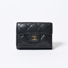 Load image into Gallery viewer, 極美品 CHANEL シャネル タイムレスクラシックライン 三つ折り財布 AP0230 ランダム番台 ブラック ボルドー キャビアスキン 中古 4b013615