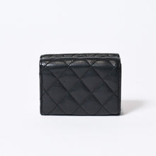 Load image into Gallery viewer, 極美品 CHANEL シャネル タイムレスクラシックライン 三つ折り財布 AP0230 ランダム番台 ブラック ボルドー キャビアスキン 中古 4b013615