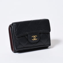 Load image into Gallery viewer, 極美品 CHANEL シャネル タイムレスクラシックライン 三つ折り財布 AP0230 ランダム番台 ブラック ボルドー キャビアスキン 中古 4b013615