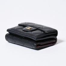 Load image into Gallery viewer, 極美品 CHANEL シャネル タイムレスクラシックライン 三つ折り財布 AP0230 ランダム番台 ブラック ボルドー キャビアスキン 中古 4b013615