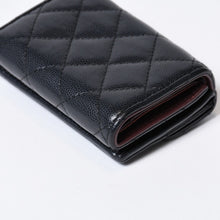 Load image into Gallery viewer, 極美品 CHANEL シャネル タイムレスクラシックライン 三つ折り財布 AP0230 ランダム番台 ブラック ボルドー キャビアスキン 中古 4b013615