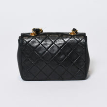 Load image into Gallery viewer, CHANEL シャネル ミニミニマトラッセ14 チェーンショルダーバッグ ラムスキン ココマーク ブラック ゴールド金具 美品 中古 4b013488