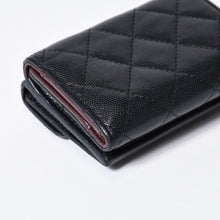 Load image into Gallery viewer, 極美品 CHANEL シャネル タイムレスクラシックライン 三つ折り財布 AP0230 ランダム番台 ブラック ボルドー キャビアスキン 中古 4b013615