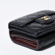 Load image into Gallery viewer, 極美品 CHANEL シャネル タイムレスクラシックライン 三つ折り財布 AP0230 ランダム番台 ブラック ボルドー キャビアスキン 中古 4b013615