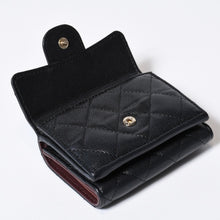 Load image into Gallery viewer, 極美品 CHANEL シャネル タイムレスクラシックライン 三つ折り財布 AP0230 ランダム番台 ブラック ボルドー キャビアスキン 中古 4b013615