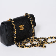 Load image into Gallery viewer, CHANEL シャネル ミニミニマトラッセ14 チェーンショルダーバッグ ラムスキン ココマーク ブラック ゴールド金具 美品 中古 4b013488