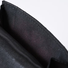 Load image into Gallery viewer, 極美品 CHANEL シャネル タイムレスクラシックライン 三つ折り財布 AP0230 ランダム番台 ブラック ボルドー キャビアスキン 中古 4b013615