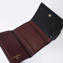 Load image into Gallery viewer, 極美品 CHANEL シャネル タイムレスクラシックライン 三つ折り財布 AP0230 ランダム番台 ブラック ボルドー キャビアスキン 中古 4b013615