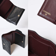 Load image into Gallery viewer, 極美品 CHANEL シャネル タイムレスクラシックライン 三つ折り財布 AP0230 ランダム番台 ブラック ボルドー キャビアスキン 中古 4b013615