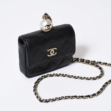Load image into Gallery viewer, 極美品 CHANEL シャネル マトラッセ ココマーク フラップ コインパース AP2119 31番台 ブラック キャビアスキン ゴールド金具 中古 4b013612