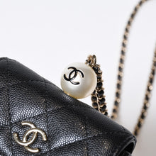 Load image into Gallery viewer, 極美品 CHANEL シャネル マトラッセ ココマーク フラップ コインパース AP2119 31番台 ブラック キャビアスキン ゴールド金具 中古 4b013612