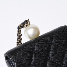 Load image into Gallery viewer, 極美品 CHANEL シャネル マトラッセ ココマーク フラップ コインパース AP2119 31番台 ブラック キャビアスキン ゴールド金具 中古 4b013612