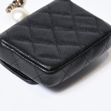Load image into Gallery viewer, 極美品 CHANEL シャネル マトラッセ ココマーク フラップ コインパース AP2119 31番台 ブラック キャビアスキン ゴールド金具 中古 4b013612