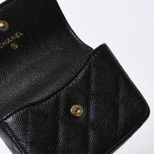 Load image into Gallery viewer, 極美品 CHANEL シャネル マトラッセ ココマーク フラップ コインパース AP2119 31番台 ブラック キャビアスキン ゴールド金具 中古 4b013612