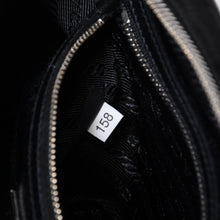 Load image into Gallery viewer, 極美品 PRADA プラダ トライアングルロゴ ショルダーバッグ 1BH010 イタリア製 ナイロン ブラック シルバー金具 中古 4b013695
