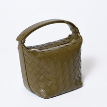 Load image into Gallery viewer, 新品同様 BOTTEGAVENETA ボッテガヴェネタ イントレチャート ミニウォレス ワンショルダーバッグ カーキ カーフ レザー ゴールド金具 中古 4b013604
