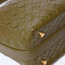 Load image into Gallery viewer, 新品同様 BOTTEGAVENETA ボッテガヴェネタ イントレチャート ミニウォレス ワンショルダーバッグ カーキ カーフ レザー ゴールド金具 中古 4b013604