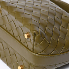 Load image into Gallery viewer, 新品同様 BOTTEGAVENETA ボッテガヴェネタ イントレチャート ミニウォレス ワンショルダーバッグ カーキ カーフ レザー ゴールド金具 中古 4b013604