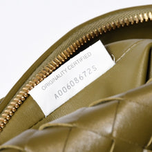 Load image into Gallery viewer, 新品同様 BOTTEGAVENETA ボッテガヴェネタ イントレチャート ミニウォレス ワンショルダーバッグ カーキ カーフ レザー ゴールド金具 中古 4b013604