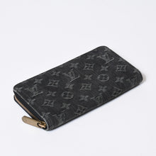 Load image into Gallery viewer, 極美品 LOUIS VUITTON ルイヴィトン ジッピーウォレット 長財布 M95614 モノグラムデニム ブラック ゴールド金具 中古 4b013717