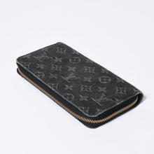 Load image into Gallery viewer, 極美品 LOUIS VUITTON ルイヴィトン ジッピーウォレット 長財布 M95614 モノグラムデニム ブラック ゴールド金具 中古 4b013717