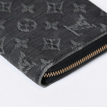 Load image into Gallery viewer, 極美品 LOUIS VUITTON ルイヴィトン ジッピーウォレット 長財布 M95614 モノグラムデニム ブラック ゴールド金具 中古 4b013717
