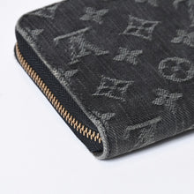 Load image into Gallery viewer, 極美品 LOUIS VUITTON ルイヴィトン ジッピーウォレット 長財布 M95614 モノグラムデニム ブラック ゴールド金具 中古 4b013717