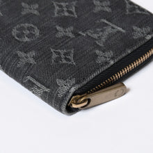 Load image into Gallery viewer, 極美品 LOUIS VUITTON ルイヴィトン ジッピーウォレット 長財布 M95614 モノグラムデニム ブラック ゴールド金具 中古 4b013717