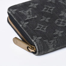 Load image into Gallery viewer, 極美品 LOUIS VUITTON ルイヴィトン ジッピーウォレット 長財布 M95614 モノグラムデニム ブラック ゴールド金具 中古 4b013717
