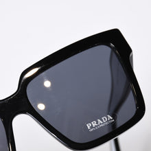 Load image into Gallery viewer, 極美品 PRADA プラダ サングラス アイウェア SPR24Z_E1AB_F05S0_C_A057 サイズ57-14-140 ブラック 中古 4b013720