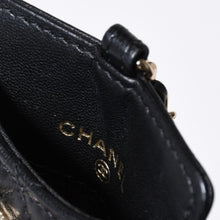 Load image into Gallery viewer, 新品未使用品 CHANEL シャネル ココマーク チェーンストラップ付き カードケース 30番台 ブラック ラムスキン 中古 4b013614