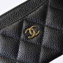Load image into Gallery viewer, 極美品 CHANEL シャネル マトラッセ ココマーク カードケース AP0213 ランダム番台 ブラック ボルドー キャビアスキン 中古 4b013611