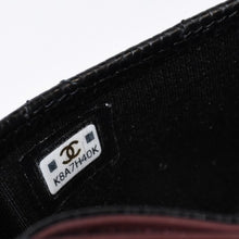 Load image into Gallery viewer, 極美品 CHANEL シャネル マトラッセ ココマーク カードケース AP0213 ランダム番台 ブラック ボルドー キャビアスキン 中古 4b013611