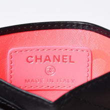 Load image into Gallery viewer, CHANEL シャネル カンボンライン ココマーク マトラッセ カードケース 17番台 ブラック ピンク カーフスキン 美品 中古 4b013610