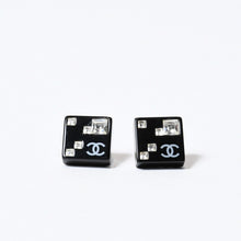 Load image into Gallery viewer, CHANEL シャネル ココマーク ピアス 重量約２.45g 05A刻印 アクリル ラインストーン ブラック クリア シルバー 両耳用 良品 中古 4b013728