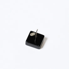 Load image into Gallery viewer, CHANEL シャネル ココマーク ピアス 重量約２.45g 05A刻印 アクリル ラインストーン ブラック クリア シルバー 両耳用 良品 中古 4b013728