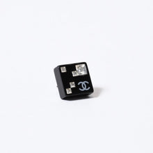 Load image into Gallery viewer, CHANEL シャネル ココマーク ピアス 重量約２.45g 05A刻印 アクリル ラインストーン ブラック クリア シルバー 両耳用 良品 中古 4b013728