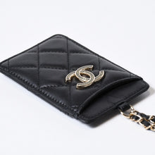 Load image into Gallery viewer, 新品未使用品 CHANEL シャネル ココマーク チェーンストラップ付き カードケース 30番台 ブラック ラムスキン 中古 4b013614