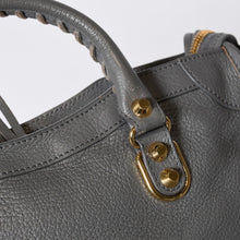 Load image into Gallery viewer, BALENCIAGA バレンシアガ メタリック エッジ シティ ハンドバッグ 2WAY 432831 レザー グレー ゴールド金具 美品 中古 4b013703