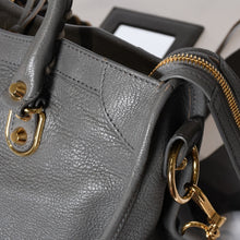 Load image into Gallery viewer, BALENCIAGA バレンシアガ メタリック エッジ シティ ハンドバッグ 2WAY 432831 レザー グレー ゴールド金具 美品 中古 4b013703