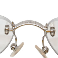 Load image into Gallery viewer, CHANEL シャネル リムレス サングラス アイウェア 4017 c.124/6I サイズ62□17 120 ココマーク シルバー 美品 中古 4b013575