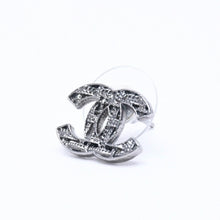 Load image into Gallery viewer, CHANEL シャネル チェーン柄 ココマーク ピアス 両耳用 B14ASV刻印 重量2.2g シルバー メタル 美品 中古 4b012967