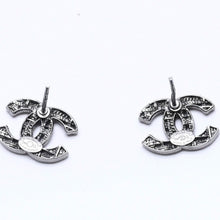 Load image into Gallery viewer, CHANEL シャネル チェーン柄 ココマーク ピアス 両耳用 B14ASV刻印 重量2.2g シルバー メタル 美品 中古 4b012967