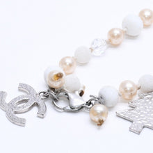 Load image into Gallery viewer, CHANEL シャネル ネックレス ビーズ 雪柄 クリスマスツリー メタル ホワイト シルバー金具 美品 中古 4b012152
