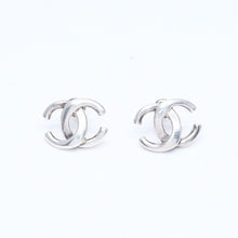 Load image into Gallery viewer, CHANEL シャネル ココマーク シルバーピアス メタル 01P刻印 アクセサリー 両耳用 イヤリング 重量4.01g フランス製 美品 中古 4c073161