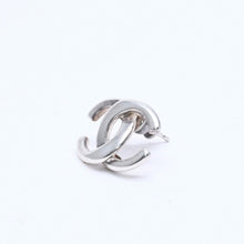 Load image into Gallery viewer, CHANEL シャネル ココマーク シルバーピアス メタル 01P刻印 アクセサリー 両耳用 イヤリング 重量4.01g フランス製 美品 中古 4c073161